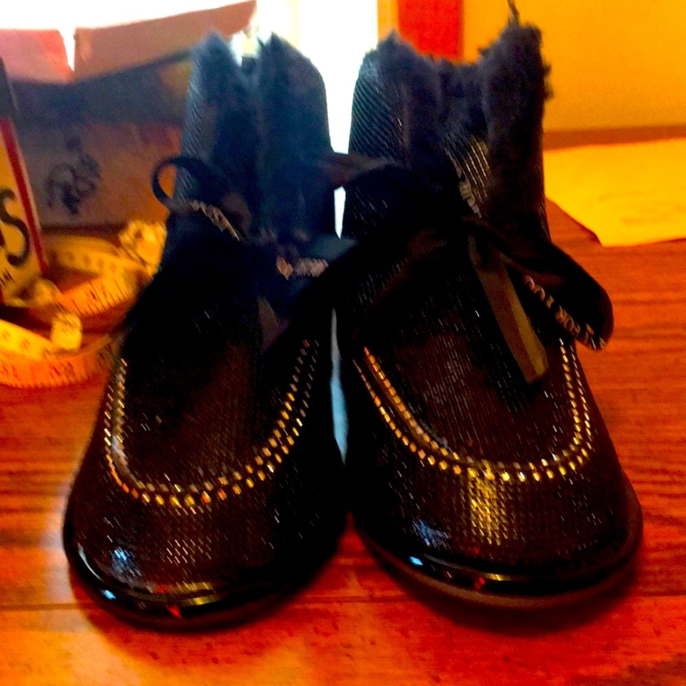 Size 8 fur lined Just For You Winter indoor / outdoor Booties